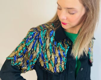 Chaqueta vaquera negra Levis vintage rediseñada: lentejuelas y cuentas de pavo real