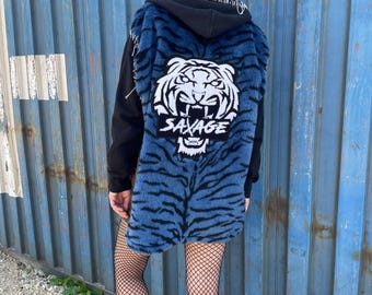Chaqueta militar de camuflaje renovada: tigre de piel sintética azul y parches anarquistas.