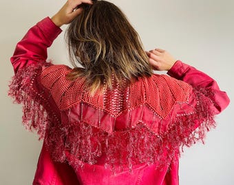 Chaqueta vaquera rosa vintage renovada: adornada con plumas y cuentas