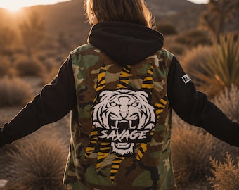 Chaqueta militar de camuflaje renovada: tigre salvaje amarillo, parches y forro de bandana.