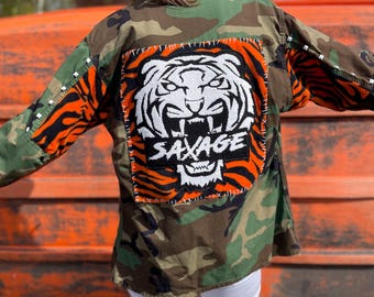 Chaqueta militar de camuflaje rediseñada: Tachuelas naranjas Savage Tiger - Chaqueta de campaña M45 de EE. UU. de los años 90