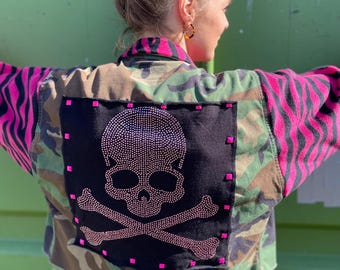 Chaqueta militar Y2K rediseñada: calavera punk rosa con diamantes de imitación y forro polar de tigre