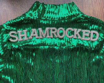 Chaqueta con borlas y lentejuelas verdes de trébol: atuendo para despedida de soltera