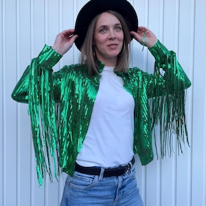 Chaqueta verde con lentejuelas y borlas: atuendo para la fiesta del Día de San Patricio.