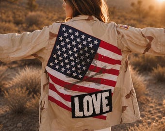 Chaqueta militar con bandera de EE. UU. renovada: calavera con tachuelas de diamantes de imitación, estrellas y rayas, y adornos de lentejuelas.