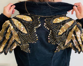 Chaqueta vaquera negra vintage renovada: solapas con lentejuelas doradas