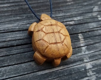 Handgjort halsband med sköldpadda i ekträ