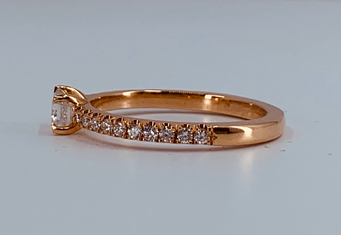 Superbe bague de fiançailles en diamant en or rose 18K avec emerald cut center 0.43ct et