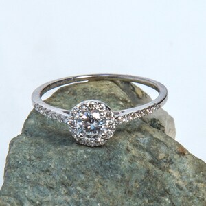 Stunning 14K White Gold Round Diamond Halo Engagement Ring 0.25ct G-VS2 Center 0.42ctw