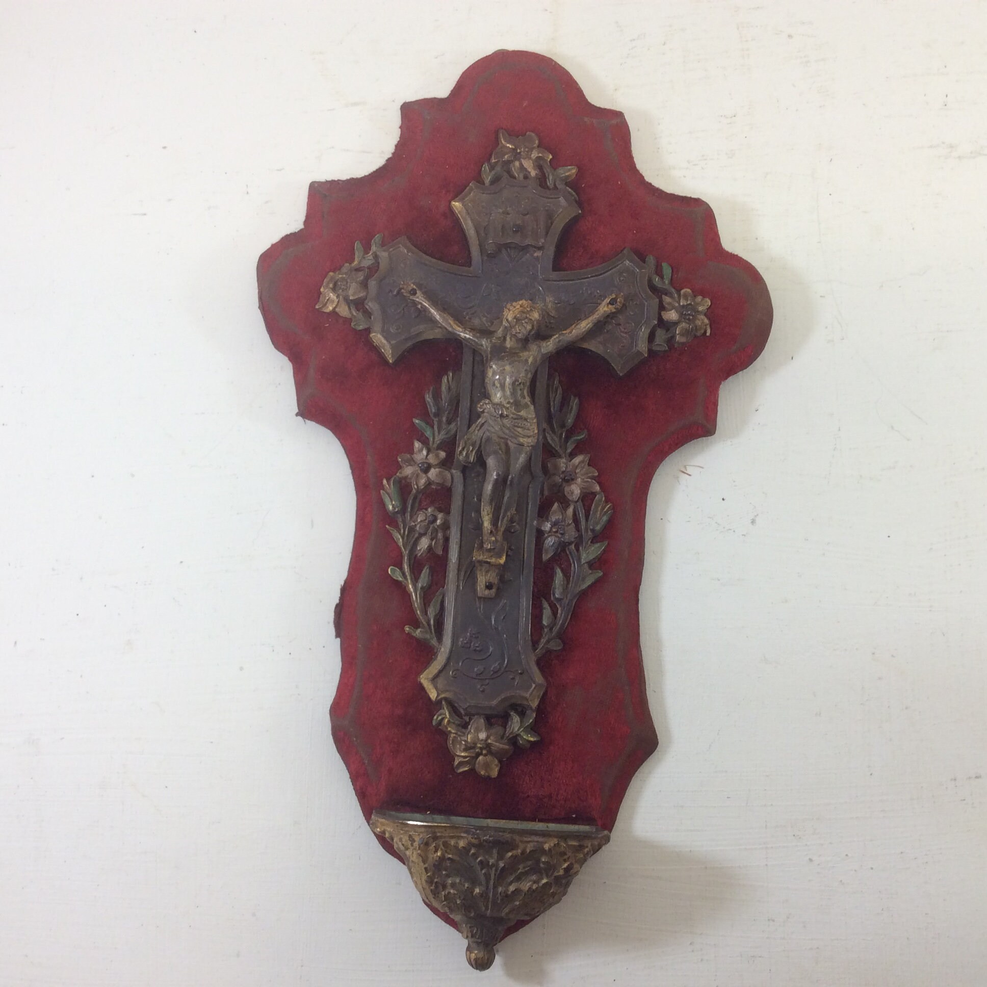 Crucifix Antique Orné, Benetier Antique, Crucifix Insolite de Gauche Face sur Le Mont Velours Rouge,