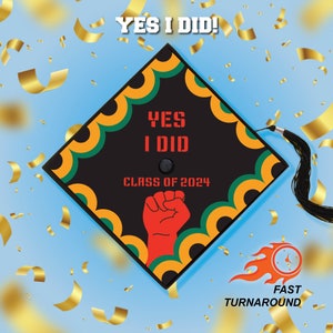 Peut inclure: Un bonnet de fin d'études noir avec un motif vert, jaune et rouge. Le bonnet porte les inscriptions "YES I DID!" et "CLASS OF 2024". Un poing levé se trouve au centre du bonnet.