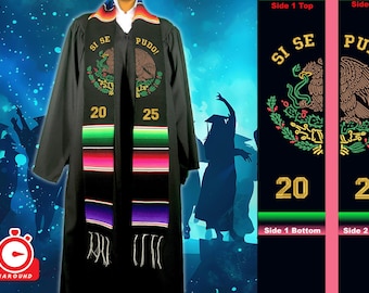 Pode incluir: Uma beca de graduação preta com uma estola de graduação de bandeira mexicana colorida. A estola tem as palavras "Si Se Pudo!" e os números "20" e "25" bordados.