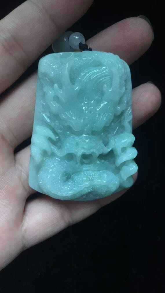 本物の龍翡翠翡翠ペンダントネックレス、富の保護のための彫刻された