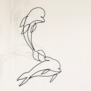 Giostrina sospesa, silhouette di due delfini, murale in filo di ferro, pendente artistico una linea, design minimalista
