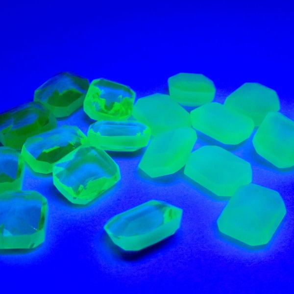 2 Schmucksteine handgemachte Glassteine 10x8 mm achteck Uranium Glas Gelb leuchtend NEON original hergestellt in Deutschland 1970