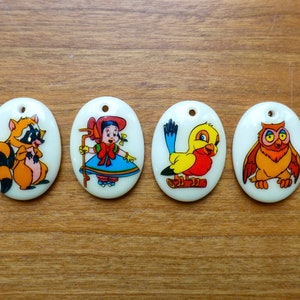 Juego de 4 colgantes raros hechos a mano con piedras de vidrio de 25 x 18 mm, ovalados, blancos, con estampado de cómic, pájaro, búho, dibujos animados, original, fabricado en Alemania en 1960.