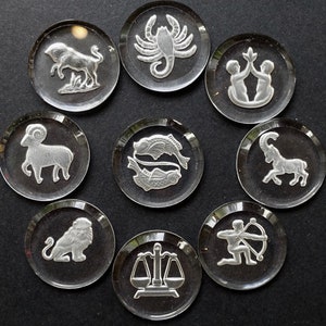 2 kaboszony ze znakami zodiaku ręcznie robione szklane kamienie 25 mm lew rybny szklane znaki zodiaku przezroczyste matowe wykonane w Niemczech lata 70.