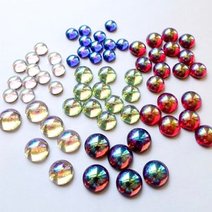 8-24 Cabochons handgemachte Glassteine 6/8/9/10mm aurora boreale grün rot lila irisierend hergestellt in Deutschland ca. 1970er Jahre