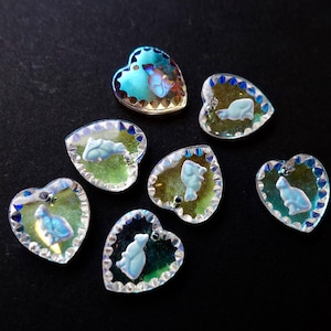 Dos colgantes de gato en forma de corazón, piedras de cristal hechas a mano, 15 x 14 cm, gato sentado, aurora boreal AB, pedrería esmerilada, original, fabricado en Alemania, circa 1970.