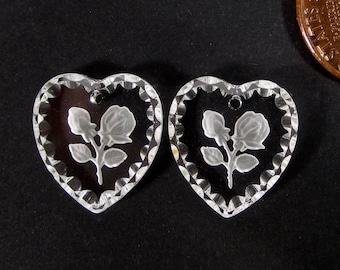 2 handgjorda hjärtroshängen, glasstenar 15 x 14 mm, hjärtberlock, matt frostad kristall, blommiga strassstenar, original Tillverkad i Tyskland ca 1970