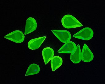 2 piedras preciosas gotas 13x8 piedras de vidrio hechas a mano vidrio de uranio amarillo verde brillante NEON originalmente hecho en Alemania 1970