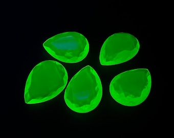 Gran gota de piedra preciosa 25 x 8 mm piedra de vidrio hecha a mano vidrio de uranio verde brillante NEON originalmente hecho en Alemania 1970