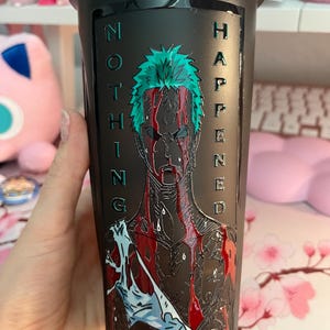 Puede incluir: Una taza de cer&aacute;mica blanca con un dise&ntilde;o floral colorido. La taza presenta una variedad de flores en tonos rosa, morado y amarillo, con hojas verdes. El asa tiene un dise&ntilde;o simple y curvado.