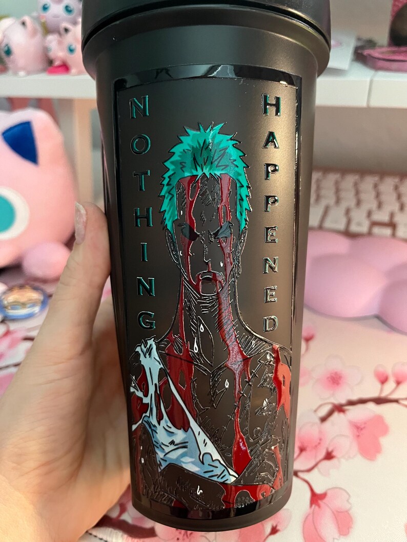 Puede incluir: Una taza de cer&aacute;mica blanca con un dise&ntilde;o floral colorido. La taza presenta una variedad de flores en tonos rosa, morado y amarillo, con hojas verdes. El asa tiene un dise&ntilde;o simple y curvado.