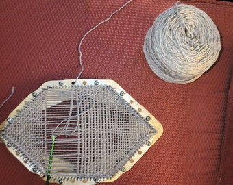 ¡El Alargador! -- ¿Tienes 4 barras de pin? Añade una forma de diamante puntiaguda. ¿Tienes 6 barras de pin? ¡Añade una forma hexagonal alargada!