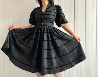 Ancienne robe noire des années 1930 avec des manches ballon taille très petites rayures en velours boutons recouverts