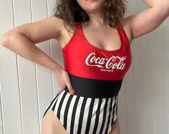 Reserviert) Vintage Sammlerstück 1994 Coca-Cola High Cut Einteiler Badeanzug Größe Large Rot Schwarz Weiß Gestreifter Badeanzug