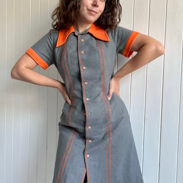 Robe en laine grise des années 60 Col orange fluo Poignets Taille Petite robe d’automne Manches courtes