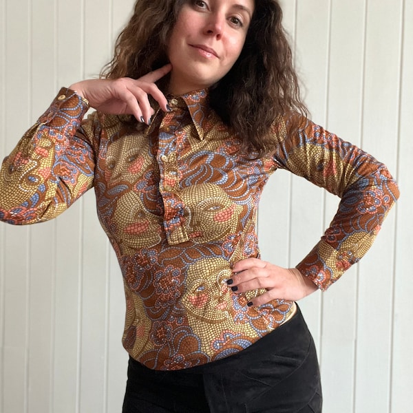 Vintage 70s Blouse Size Extra Small XS Mosaic Women Face Novelty Print Shirt Dagger Collar