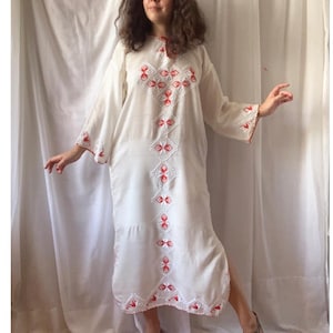 70s Folk Traditional Embroidered Cotton Dress Vintage White Red Kaftan Beach Cover Up Size Small Medium