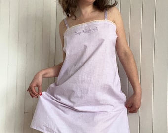 ANTIQUE Français lilas sous-robe en coton robe de nuit brodée taille petite moyenne vintage robe d'été SLIP