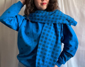 Sweat-shirt bleu des années 80 en coton à col roulé. Faux col écharpe. Imprimé flocon de neige. Taille Petite Moyenne