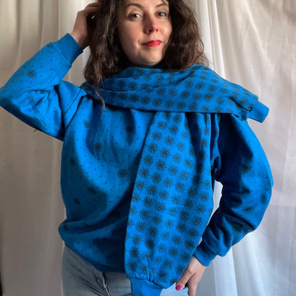 Sweat-shirt bleu des années 80 en coton à col roulé. Faux col écharpe. Imprimé flocon de neige. Taille Petite Moyenne