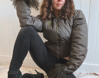 JEAN PAUL GAULTIER Kaki Nylon Crop Puffer Jacket Fourrure de mouton afghan Poignets détachables Fourrure d’agneau de Mongolie Bomber Taille Moyenne