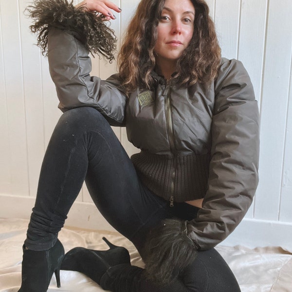 JEAN PAUL GAULTIER Kaki Nylon Crop Puffer Jacket Fourrure de mouton afghan Poignets détachables Fourrure d’agneau de Mongolie Bomber Taille Moyenne