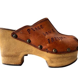 Vintage Leder Clogs EU 35 - 70er Hippie Look - Love Piece Friedom Schriftzug