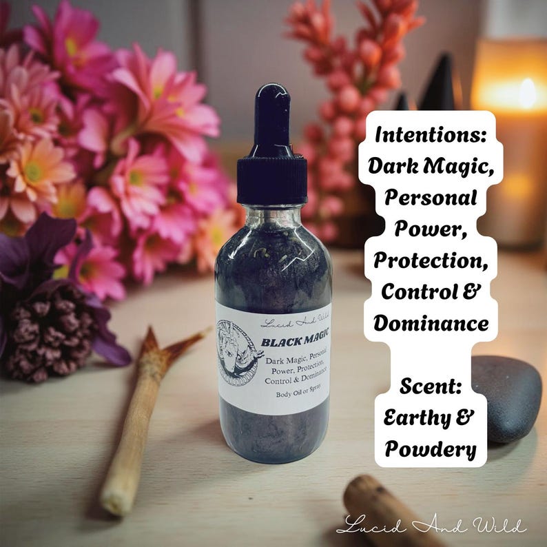 Op de afbeelding: Een donkere glazen fles met een zwarte vloeistof en een zwarte druppelkap. Het etiket luidt "Black Magik" en vermeldt intenties: Dark Magic, Personal Power, Protection, Control & Dominance. De geur wordt omschreven als Aards & Poederig.