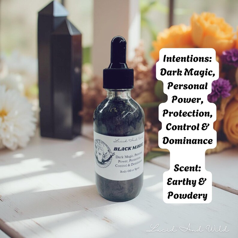 Op de afbeelding: Een heldere glazen fles met een zwarte druppelaar, gevuld met een donkere vloeistof. Het etiket luidt "Black Magik" en vermeldt intenties: Dark Magic, Persoonlijke Macht, Bescherming, Controle & Dominantie. De geur is Aards & Poederig.