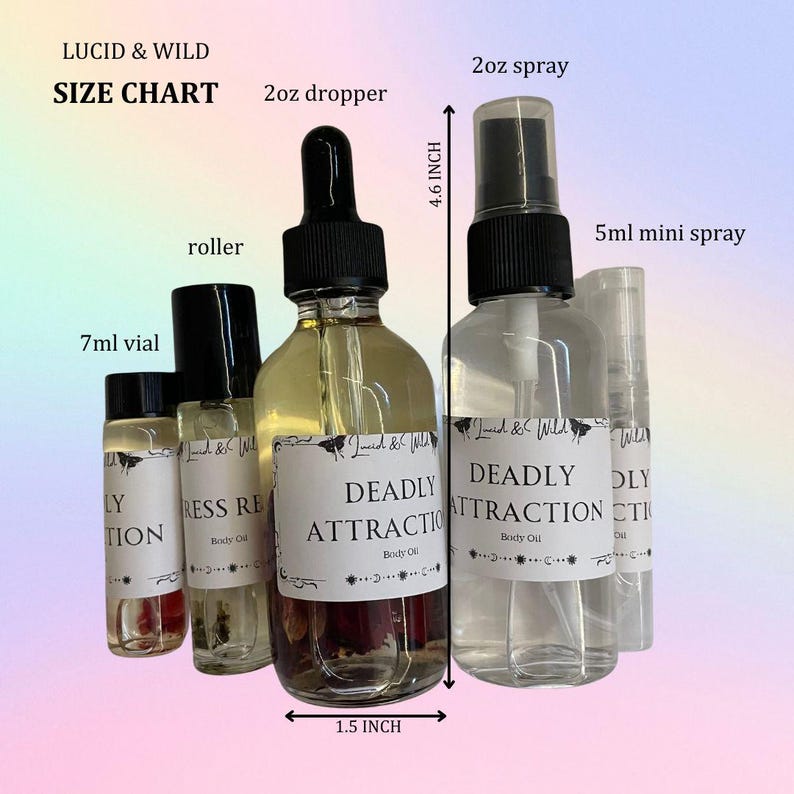 Op de afbeelding: Een maattabel voor Lucid & Wild lichaamsoli&euml;n. De afbeelding toont een 7 ml flesje, roller, 2 oz druppelaar, 2 oz spray en 5 ml mini spray flessen. De 2 oz druppelaar is 3,8 cm breed en de 2 oz sprayfles is 11,7 cm hoog. De flessen zijn gelabeld "DEADLY ATTRACTION".