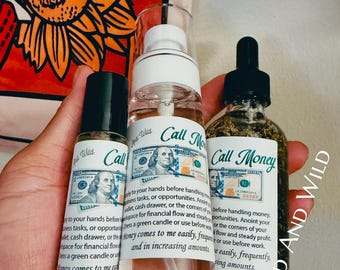 Puede incluir: Tres frascos de vidrio transparente etiquetados como Call Money de Lucid and Wild. A la izquierda, un frasco pequeño de rodillo, en el centro uno de spray y a la derecha uno con gotero que contiene hierbas. Cada etiqueta muestra un billete de 100 dólares.