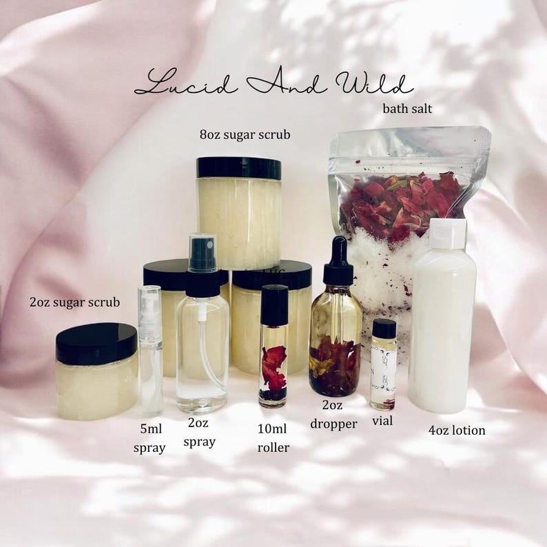 Puede incluir: Un conjunto de productos para el ba&ntilde;o y el cuerpo con el texto "Lucid And Wild" y los nombres de cada producto: exfoliante de az&uacute;car de 8oz, exfoliante de az&uacute;car de 2oz, spray de 5ml, spray de 2oz, rodillo de 10ml, gotero de 2oz, vial y loci&oacute;n de 4oz.