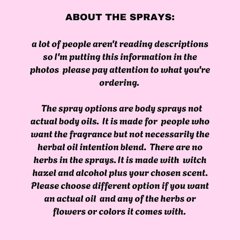 Op de afbeelding: Een roze achtergrond met zwarte tekst. De tekst luidt "OVER DE SPRAYS:" gevolgd door informatie over het product. De tekst legt uit dat de sprayopties bodysprays zijn, geen lichaamsoli&euml;n, en gemaakt zijn met toverhazelaar en alcohol.