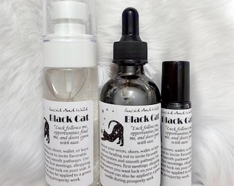 Puede incluir: Tres frascos etiquetados como Black Cat de Lucid And Wild. A la izquierda, un frasco pulverizador transparente, en el centro, un frasco cuentagotas de vidrio ámbar oscuro y a la derecha, un frasco pequeño de vidrio ámbar con aplicador de bola.