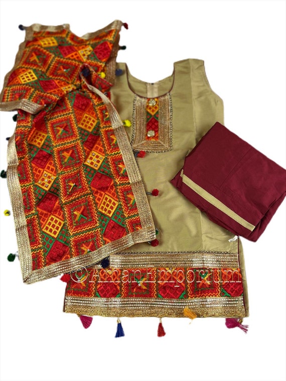 Designer Phulkari Dupatta | Phulkari dupatta, Phulkari suit, Patiala salwar