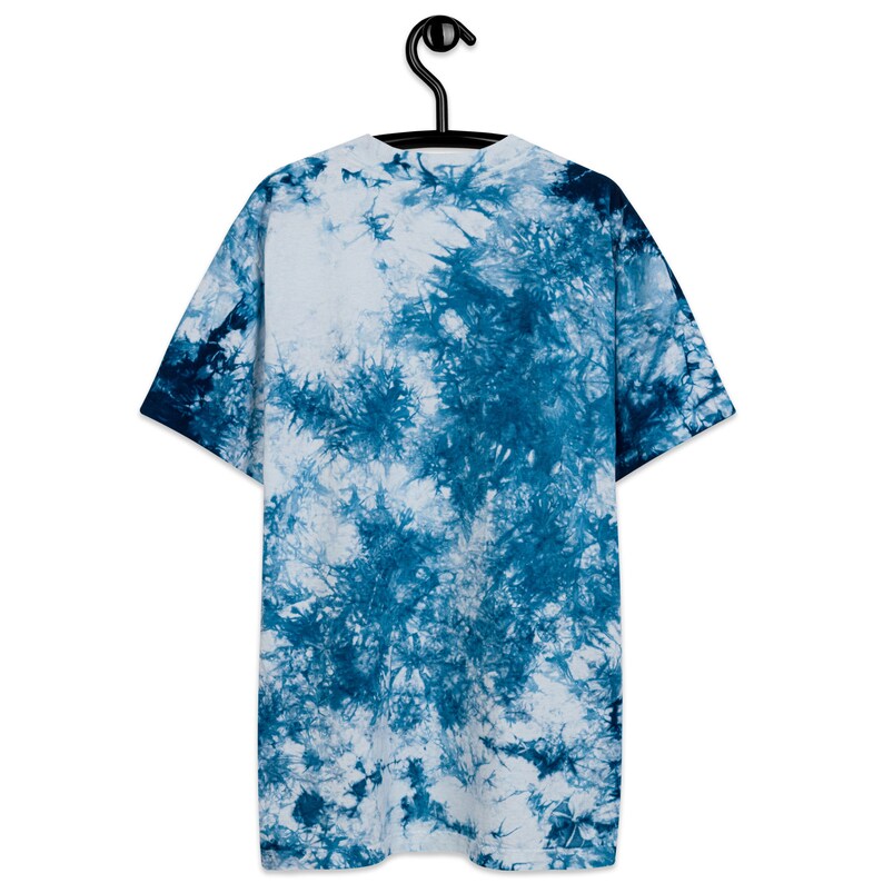 Puede incluir: Una camiseta de manga corta y cuello redondo con estampado tie-dye azul y blanco.
