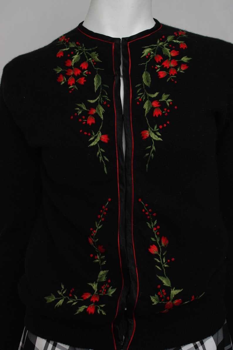 FB148 Vintage 1950s Cardigan with hand embroidered red and green flowers 34